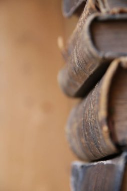 Raftaki eski Vintage kitapları.