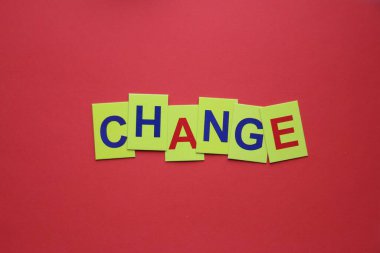 Konsepti değiştir. Sarı harflerle yazılmış..