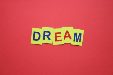 Rüya yaratıcı konsept. Sarı harflerle yazılmış..