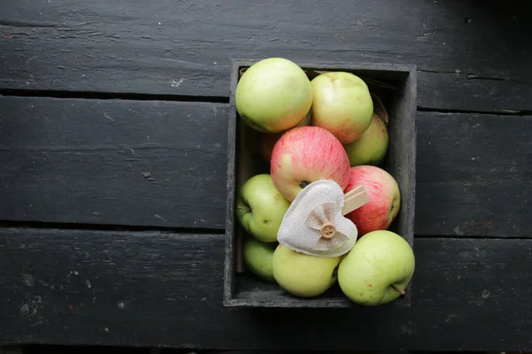 Ripe Juicy Apples Box Seasonal Garden Harvest Apples — Stock Photo, Image