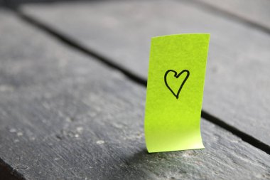 Eski arkaplanda kalp etiketi.