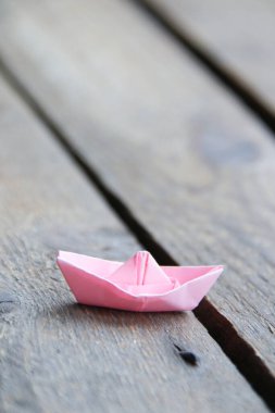 Yaz tatili fikri. Vintage masadaki kağıttan tekne. Liderlik kavramı.