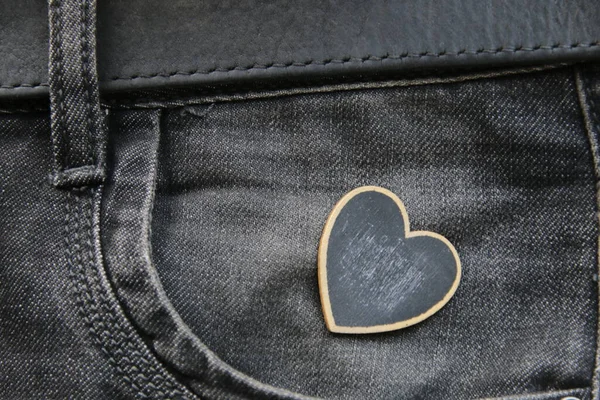 ポケットの中のハート バレンタインカード 関係創造的な概念 — ストック写真