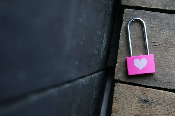 带着一颗心的粉红色挂锁 创意浪漫主义背景 — 图库照片