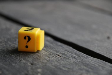 Soru işareti yaratıcı kavram, sarı küplere yazı.