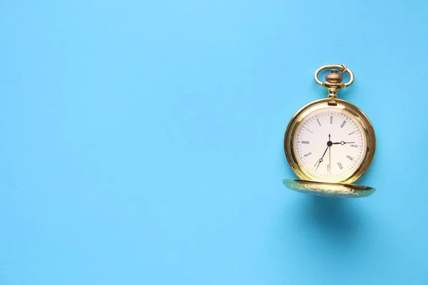 Relógio Bolso Retro Dourado Fundo Azul — Fotografia de Stock
