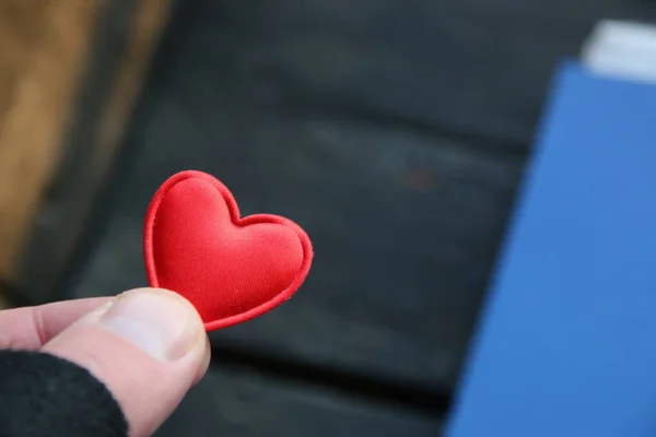 Mão Humana Segurando Coração Brinquedo Vermelho Conceito Dia Dos Namorados — Fotografia de Stock