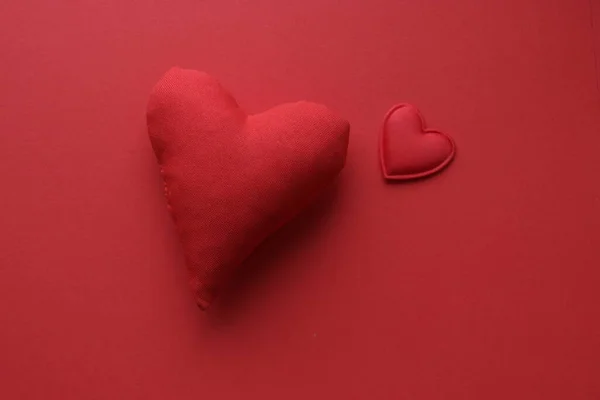 バレンタインデーの背景 赤い背景の赤いハート — ストック写真
