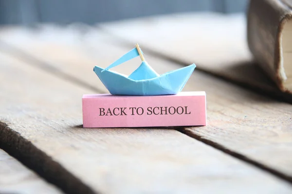Zurück Zur Schule Tag Und Papierboot Auf Vintage Tisch — Stockfoto
