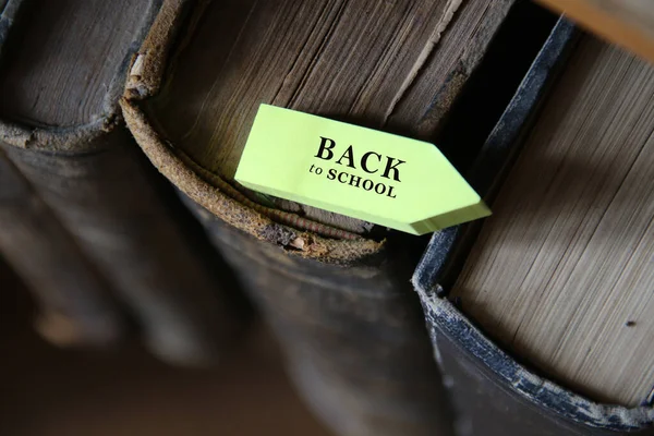 Okula Dönelim Kitap Etiket Ahşap Bir Rafta Eski Kitaplar — Stok fotoğraf