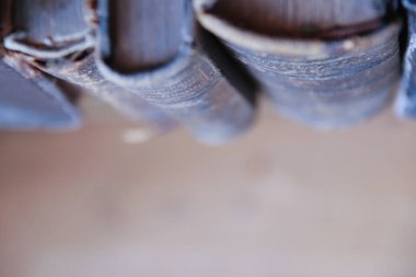 Raftaki eski Vintage kitapları.