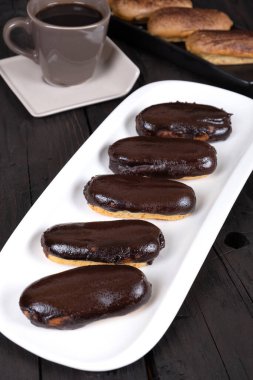 Beyaz Tabakta Çikolatalı Eklemeler ve Kahve Kupası: Lezzetli Fransız Pastaları ve Gurme Tatlısı İçin Sıcak İçecek veya Cafe Menü Arkaplanı