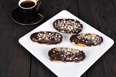 Beyaz Tabakta Çikolatalı Eklemeler ve Kahve Kupası: Lezzetli Fransız Pastaları ve Gurme Tatlısı İçin Sıcak İçecek veya Cafe Menü Arkaplanı