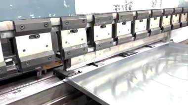 Metal atık kutularının üretim sürecine derinlemesine bakın, metal baskı ve kenar katlama tekniklerinin hassasiyetini gözler önüne seriyor. Bu video ham metalin dayanıklı hale dönüşmesini kaydediyor..