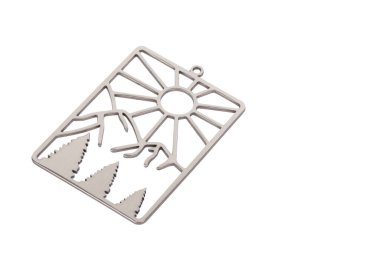 Geometrik Doğa Sahnesi Metal Kesimi: Güneş, Dağlar ve Ağaçlarla Altın Renkli Kolye Büyüsü - Mücevher ve El Sanatları İçin Minimalist Peyzaj Tasarımı