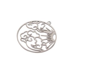 Geometrik Doğa Sahnesi Metal Kesimi: Güneş, Dağlar ve Ağaçlarla Altın Renkli Kolye Büyüsü - Mücevher ve El Sanatları İçin Minimalist Peyzaj Tasarımı