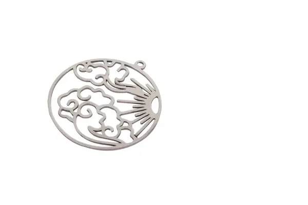 Geometrik Doğa Sahnesi Metal Kesimi: Güneş, Dağlar ve Ağaçlarla Altın Renkli Kolye Büyüsü - Mücevher ve El Sanatları İçin Minimalist Peyzaj Tasarımı