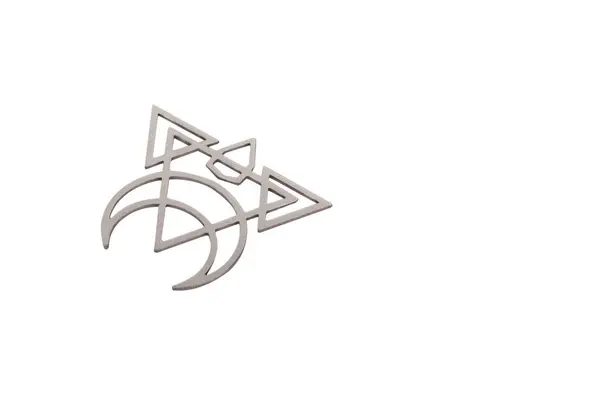 Geometrik Soyut Altın Kolye: Üçgen ve Hilal ile Modern Minimalist Mücevher Tasarımı - Zarif Metalik Aksesuar Sanatı