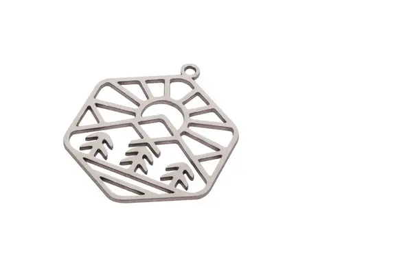 Geometrik Doğa Sahnesi Metal Kesimi: Güneş, Dağlar ve Ağaçlarla Altın Renkli Kolye Büyüsü - Mücevher ve El Sanatları İçin Minimalist Peyzaj Tasarımı