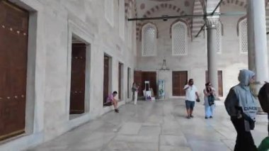 İstanbul, Türkiye, 09.10.2024, Mavi Cami 'nin avlusundaki insanlar. 