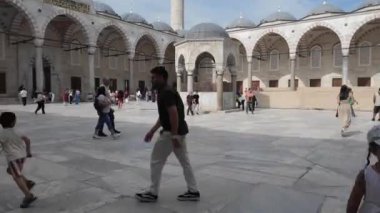 İstanbul, Türkiye, 09.10.2024, Mavi Cami 'nin avlusundaki insanlar. 