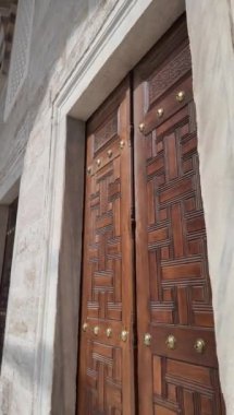 İstanbul, Türkiye, 09.10.2024, Mavi Cami 'nin avlusundaki tarihi kapılar.