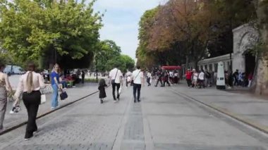 İstanbul, Türkiye, 09.10.2024, Sultanahmet Meydanı 'nda yürüyen insanlar. Arka planda Ayasofya Camii.
