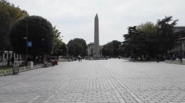 İstanbul, Türkiye, 09.10.2024, Sultanahmet Meydanı 'nda yürüyen insanlar. Arka planda Ayasofya Camii.
