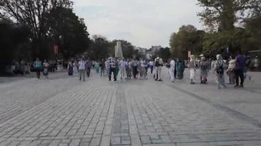 İstanbul, Türkiye, 09.10.2024, Sultanahmet Meydanı 'nda yürüyen insanlar. Arka planda Ayasofya Camii.