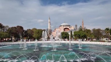 Sultanahmet Meydanı, Ayasofya Parkı 'ndaki süs havuzunun manzarası. Yavaş çekim.