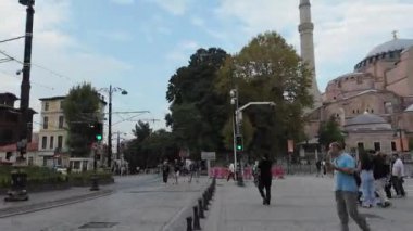 İstanbul, Türkiye, 09.10.2024, Sultanahmet Meydanı 'nda yürüyen insanlar. Arka planda Ayasofya Camii.