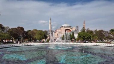 Sultanahmet Meydanı, Ayasofya Parkı 'ndaki süs havuzunun manzarası. Yavaş çekim.