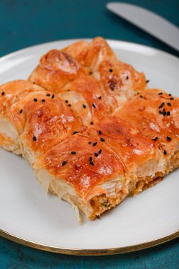 Çatal ve Bıçaklı Türk Peynir Borek Tabağı Susam Tohumu, Geleneksel Türk Mutfağı ve Akdeniz Gıda Sunumları İçin İdeal