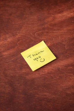 El yazısıyla yazılmış Sarı Not Teşekkür ve Gülen Yüz Eğlenceli, Kişisel bir şekilde Minnettarlık ve Takdir Etme, Ofis veya İş Konuları İçin Mükemmel