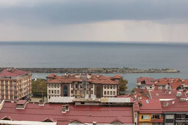 Karadeniz Kıyısı ve Şehir Manzaralı Bulutlu Bir Gün 'de Ayeli, Rize ve Türkiye' nin Panoramik Manzarası