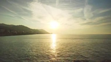 Rize ve Karadeniz Üzerinde Gün Batımının Zaman Akımı, Ayeli, Türkiye 'den Altın Saat Gökleri ile Dramatik Kıyı Manzarası