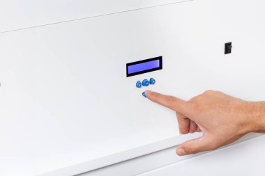 Modern Teknolojide Endüstriyel Makine Kullanıcı Arayüzü Arayüzü LCD Ekranı ile El Baskısı Kontrol Panelinin Kapanışı