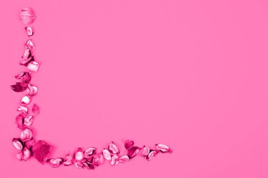 L-Shape Tasarım Yaratıcı ve Renkli Mevsimsel ve Aroterapi Temaları 'nda Pembe ve Kırmızı Potpurinin Minimalist Kompozisyonu