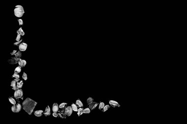 L-Shape Tasarım Yaratıcı ve Renkli Mevsimsel ve Aromaterapi Temaları 'nda Siyah Arkaplan Üzerine Gri ve Beyaz Potpurinin Minimalist Kompozisyonu