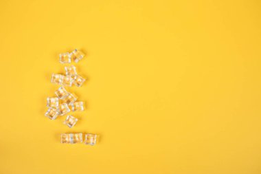 Canlı Sarı Arkaplan Minimalist Tasarım, Soğutma Kavramları ve Yaratıcı İçecek Görselleri İçin Kristal Temiz Buz Küpleri Yığıldı