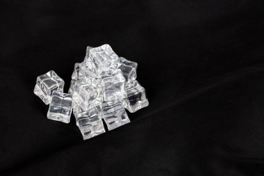 Canlı Kara Arkaplan Minimalist Tasarım, Soğutma Kavramları ve Yaratıcı İçecek Görselleri Üzerine Kristal Temiz Buz Küpleri Yığıldı