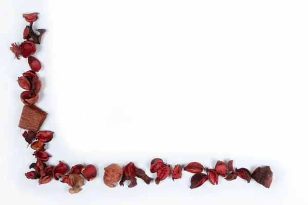 L-Shape Tasarım Yaratıcı ve Renkli Mevsimsel ve Aromaterapi Temaları Minimalist Kompozisyon of Brown ve Kırmızı Potpourri