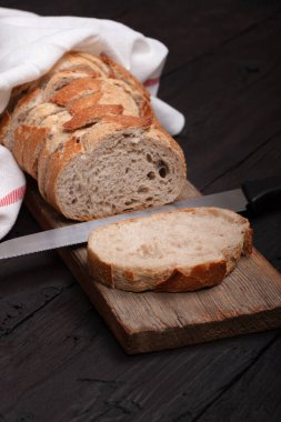 Tahta Masa üzerindeki Tahta Sepette Dilimlenmiş Tam Taneli Ekmek Ekmeği Görünümü - Fırın, Mutfak ve Çiftlik Evi Dekorasyonu Teması İçin Mükemmel