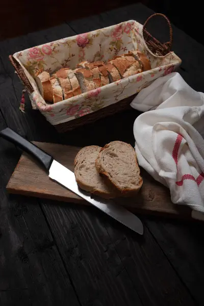 Tahta Masa üzerindeki Tahta Sepette Dilimlenmiş Tam Taneli Ekmek Ekmeği Görünümü - Fırın, Mutfak ve Çiftlik Evi Dekorasyonu Teması İçin Mükemmel