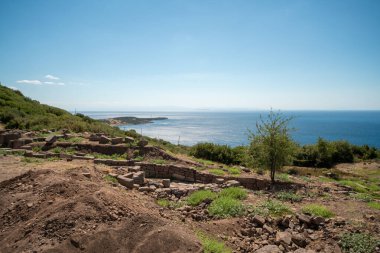 Türkiye 'deki Assos Arkeoloji Alanındaki Antik Tiyatro Harabeleri: Ege Sahnesi ve Taş Merdivenleri ile Tarihi Greko-Romen Amfitiyatrosu