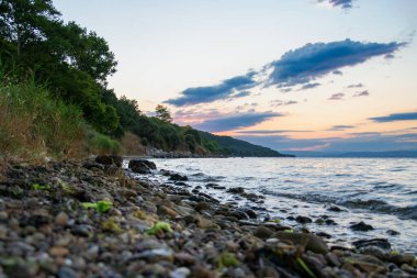 Tranquil Beach, Rocky Shore ve Serene Waters 'la Anakkale Sahili' nde Gün Batımı Doğa ve Seyahat Fotoğrafçılığı İçin Mükemmel