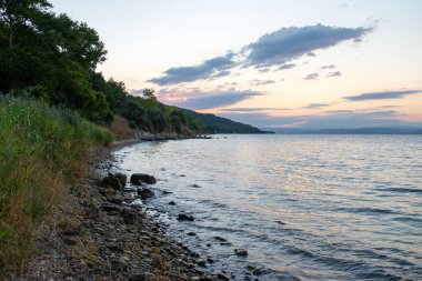 Tranquil Beach, Rocky Shore ve Serene Waters 'la Anakkale Sahili' nde Gün Batımı Doğa ve Seyahat Fotoğrafçılığı İçin Mükemmel