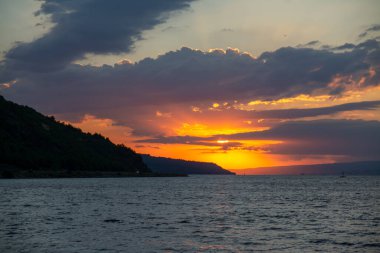 Tranquil Beach, Rocky Shore ve Serene Waters 'la Anakkale Sahili' nde Gün Batımı Doğa ve Seyahat Fotoğrafçılığı İçin Mükemmel