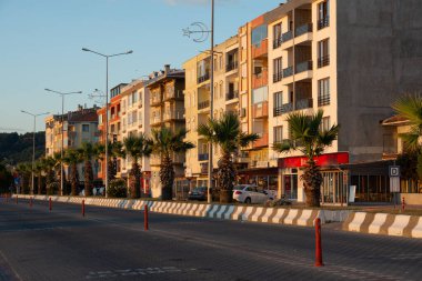 Tarihi Kale ve Canlı Rıhtım Mimarisi ile Anakkale Sahili Manzarası