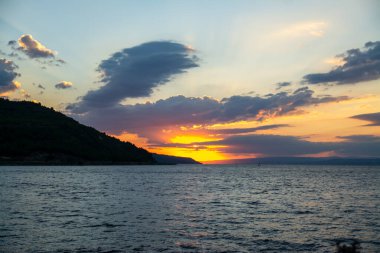 Tranquil Beach, Rocky Shore ve Serene Waters 'la Anakkale Sahili' nde Gün Batımı Doğa ve Seyahat Fotoğrafçılığı İçin Mükemmel